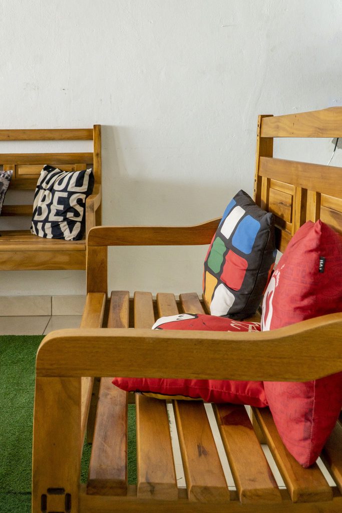 Namoradeira de madeira maciça