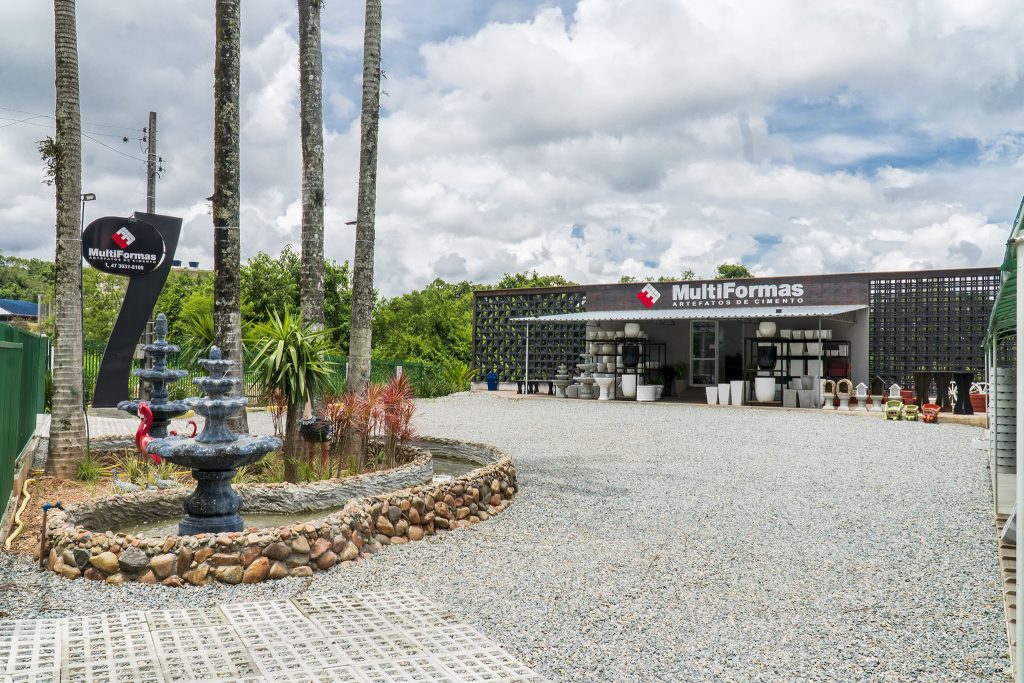 Jardim com artefatos de cimento